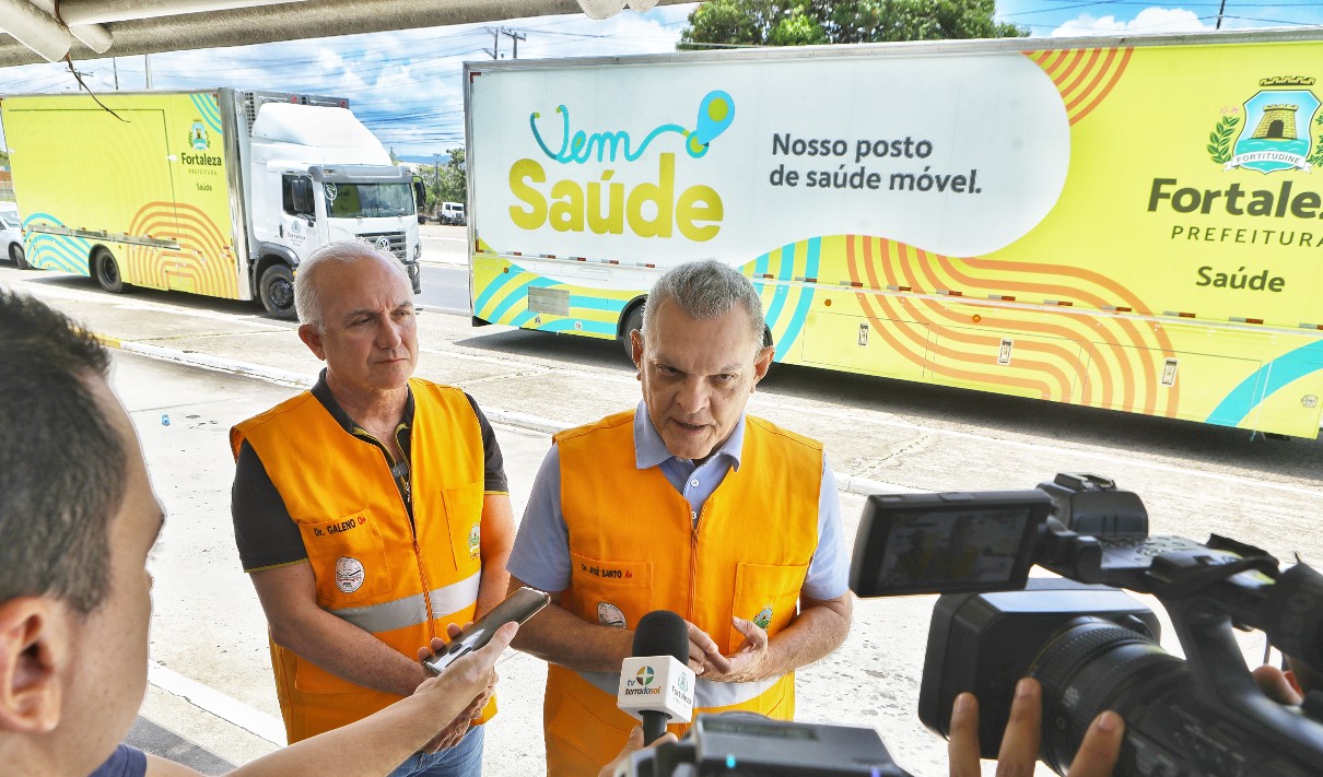 sarto dá entrevista na frente das carretas